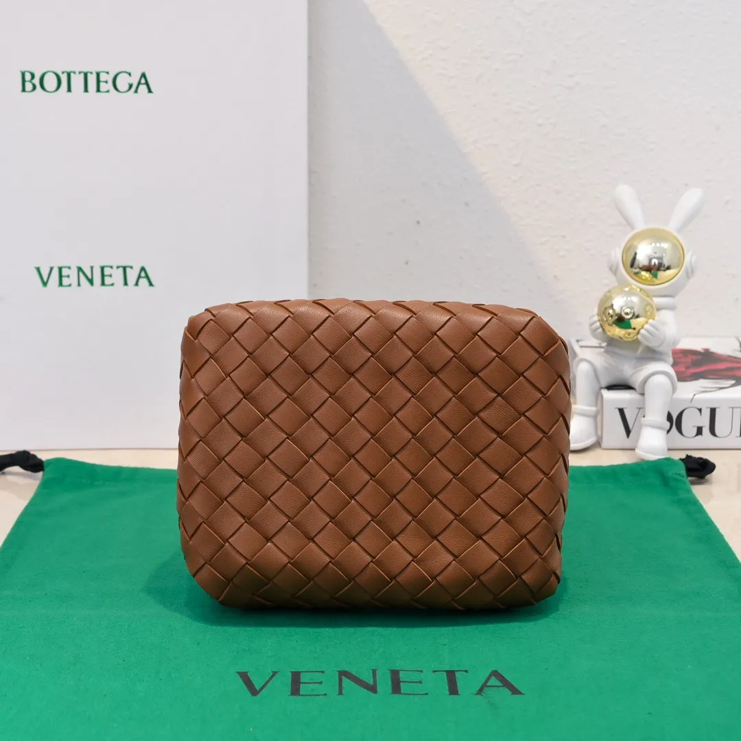 Batch 1760 BV home is new! Andiamo combines Bottega Veneta archives parachute handbags to inherit retro elements and integrate modern trends. The same style as Shu Qi's Beijing Night. It is a continuation of the classic bag. It has three functions: hand carry, shoulder and cross-body. It is embellished with metal brass knot buckles. The capacity of the small one is amazing. It can easily hold sunglasses in a box/small bottle of water/powder powder/charger and other daily necessities when going out. The upper body is versatile. Style number: 6569 Size: 21*17*16.5cm